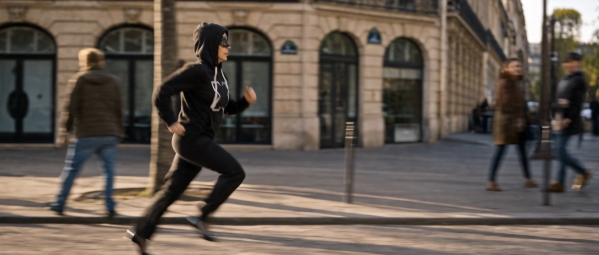 Myriam courant dans une rue parisienne