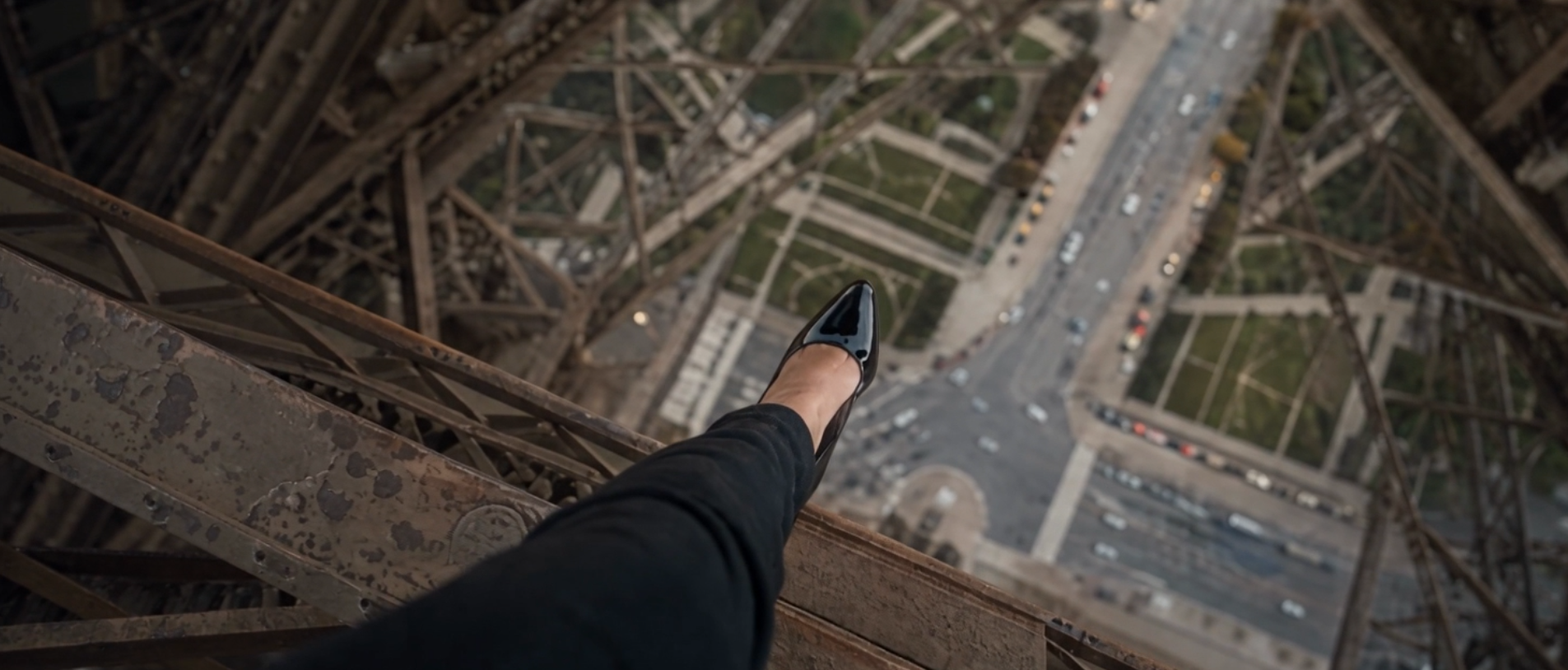Vue plongeante depuis la Tour Eiffel, un escarpin au-dessus du vide