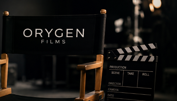 Fauteuil de réalisateur ORYGEN FILMS et clap de tournage sur un plateau
