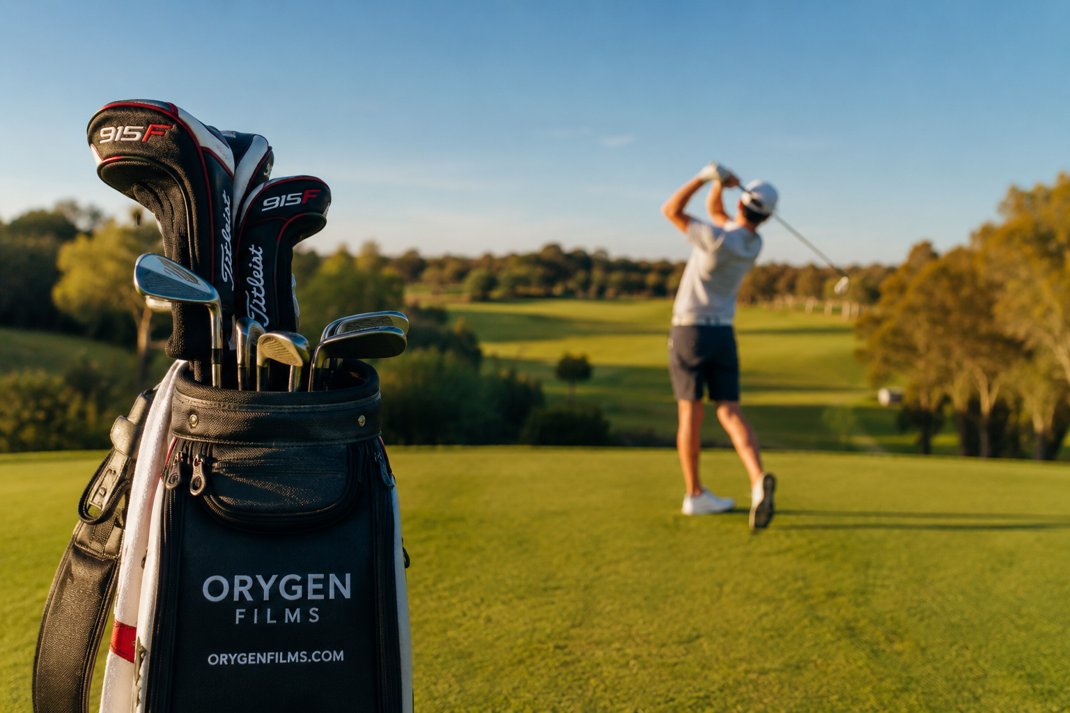 Golfeur en plein swing sur un parcours, sac de golf ORYGEN FILMS au premier plan