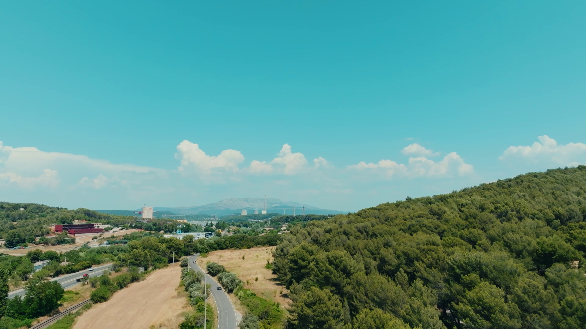 Vue aérienne d'un paysage de Provence avec relief et infrastructures