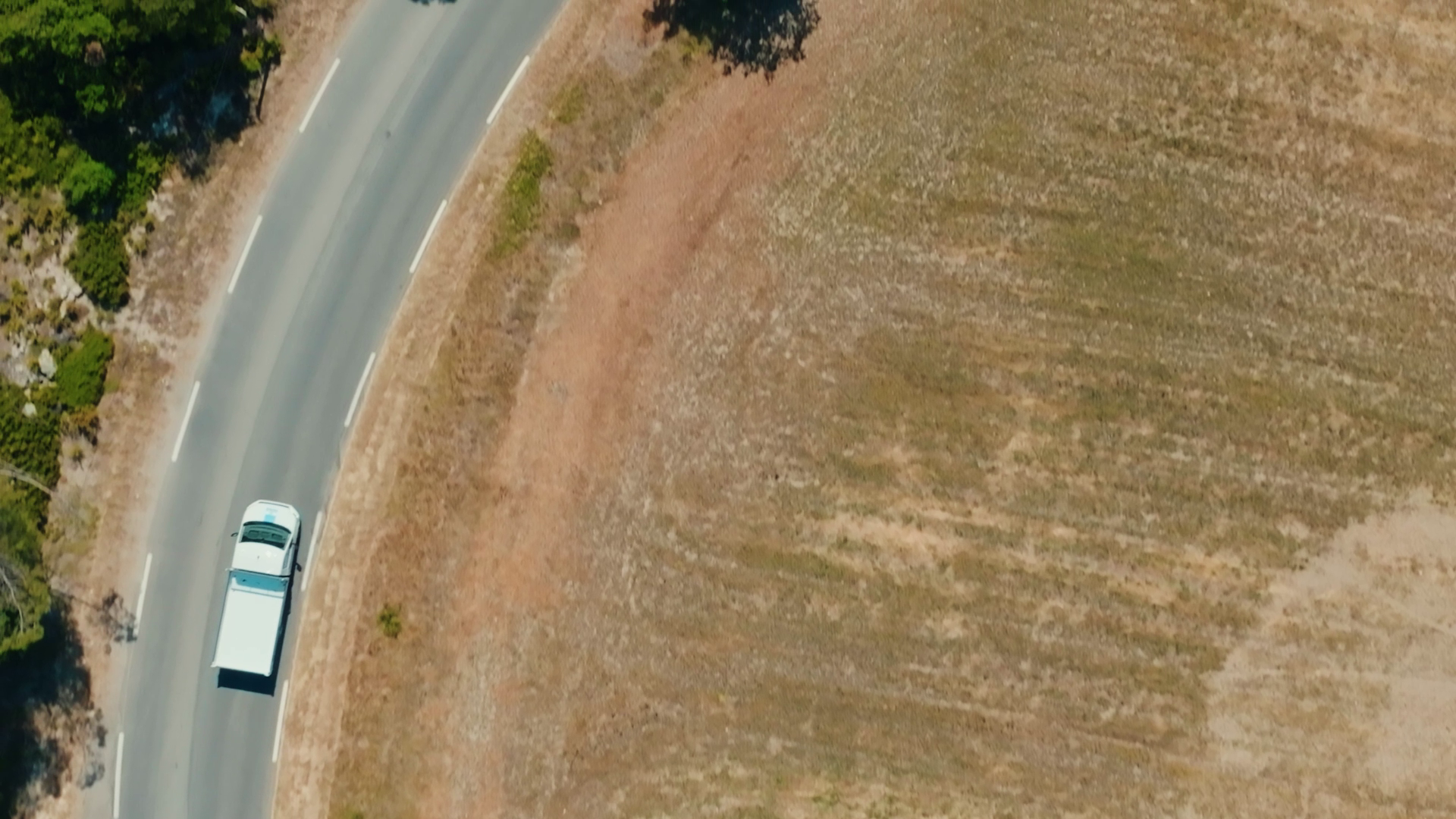 Plan zénithal au drone d'un véhicule en mouvement