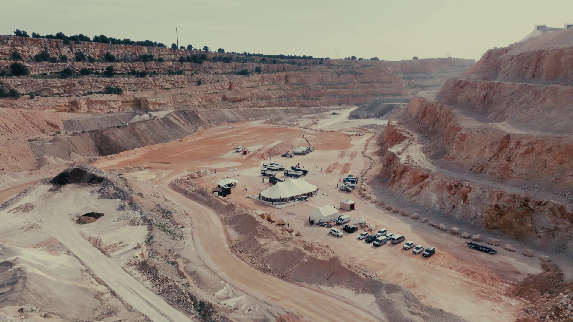 Vue aérienne d'un événement organisé dans une carrière