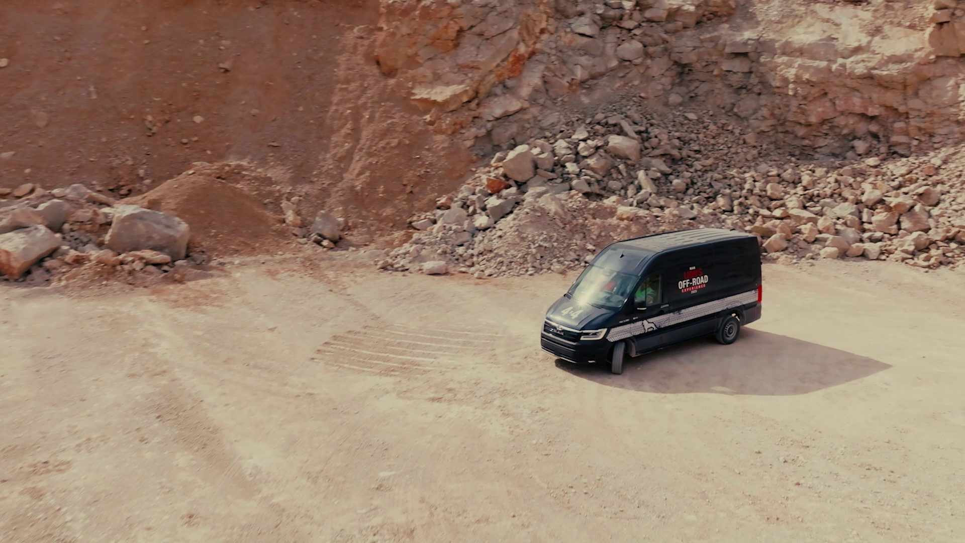 Vue aérienne d'un van off-road MAN Lion's Off-Road en carrière