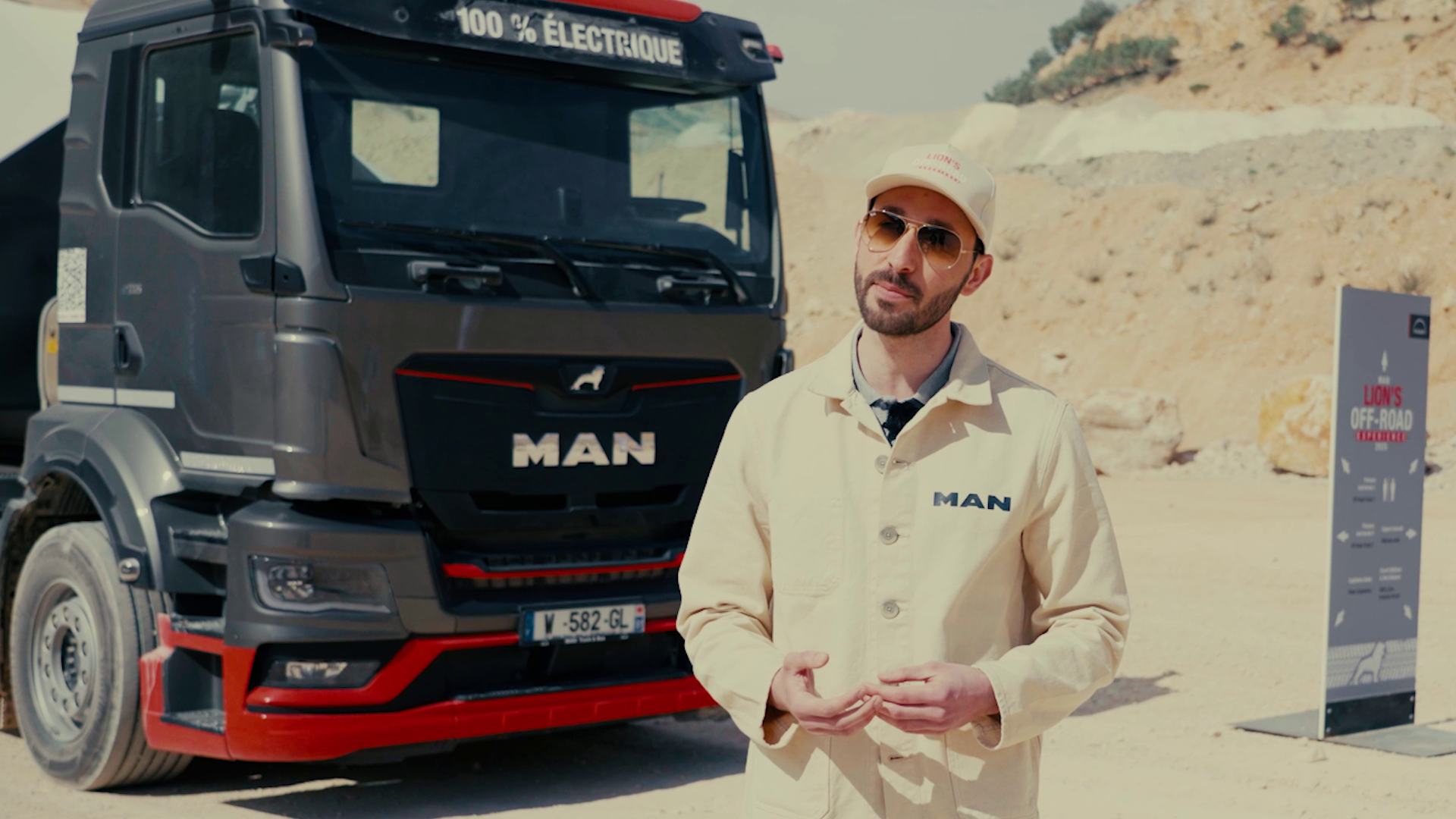 Interview terrain d'un ambassadeur MAN devant un camion 100% électrique
