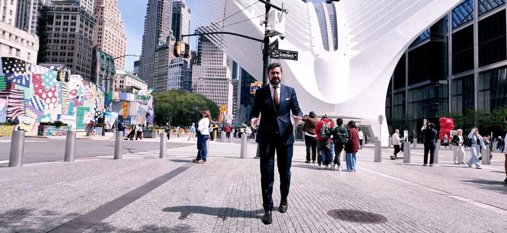 Renaud de Tilly devant l'Oculus du World Trade Center, caméra à l'épaule